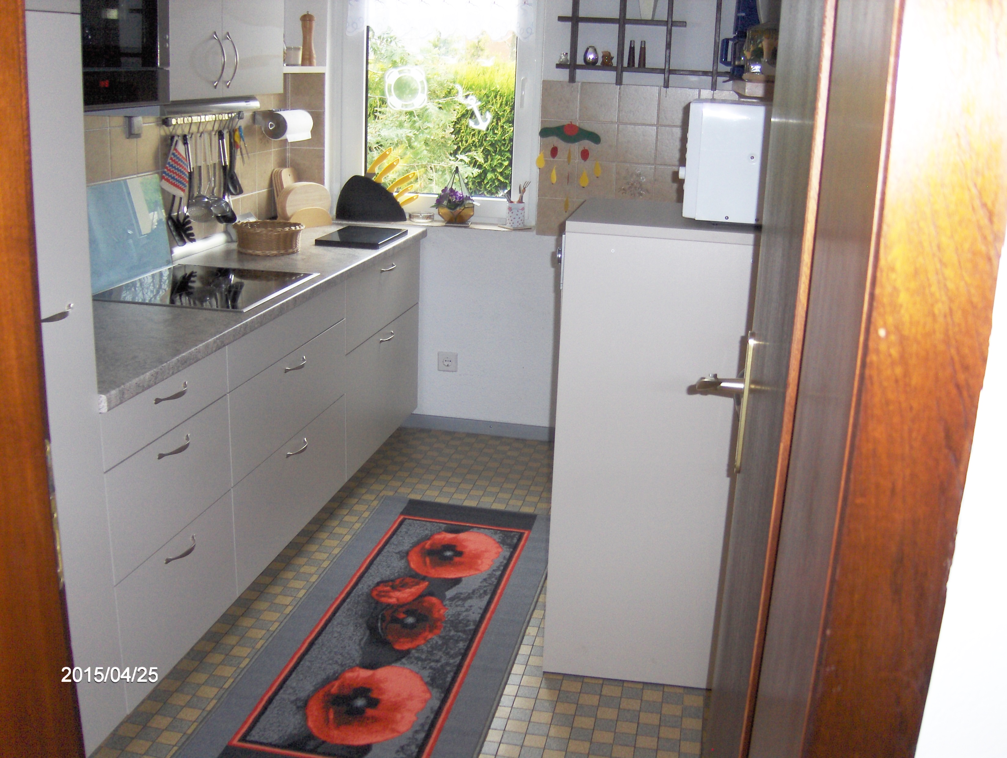 Ein Blick durch die Küchentür zeigt eine komfortable, komplett